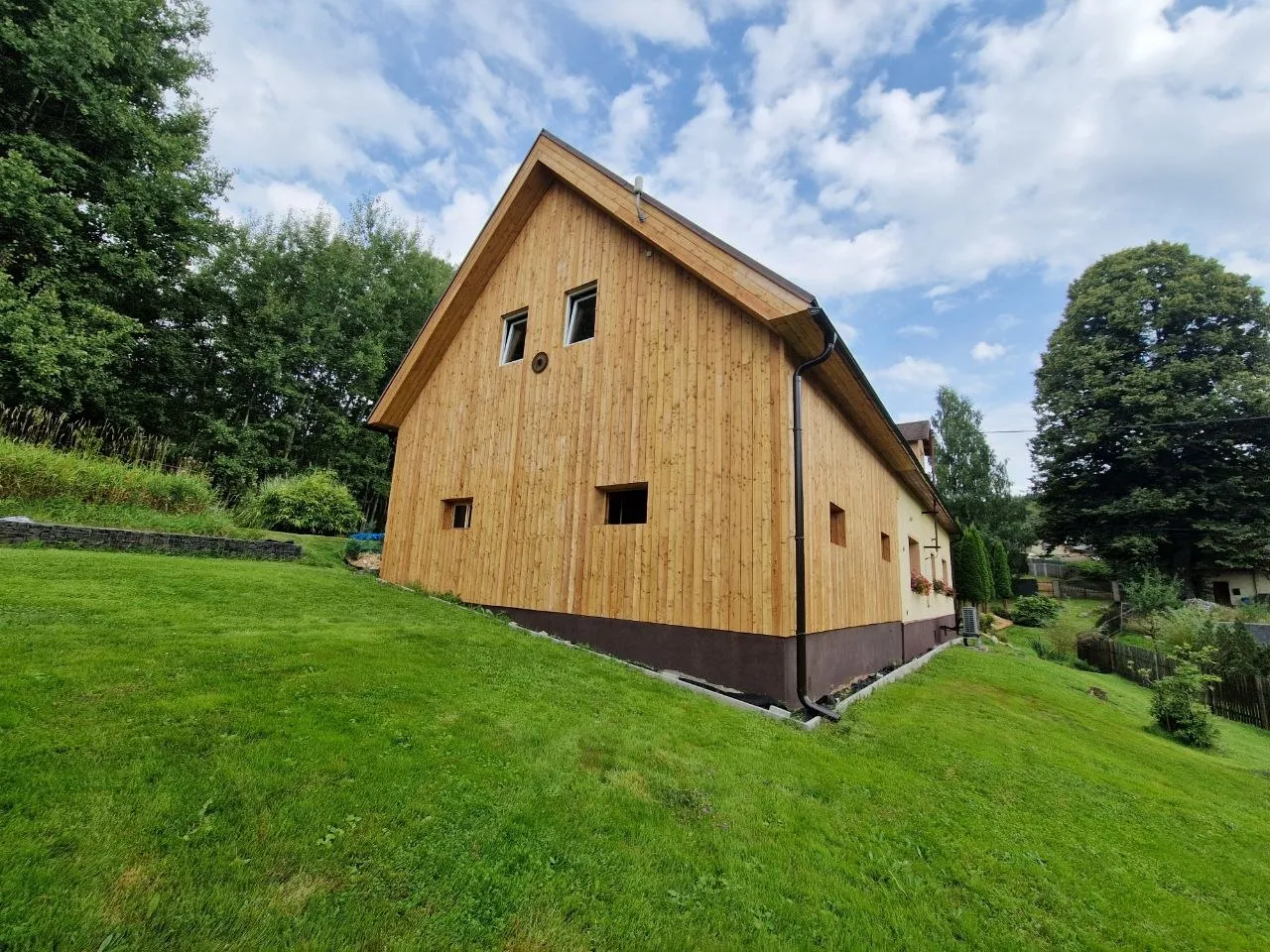 Liberec - renovace fas&aacute;dy - dřevěn&yacute; obklad